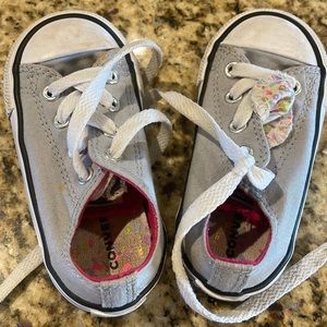 Girls gray converses, only worn a couple times. Does have some scuffing